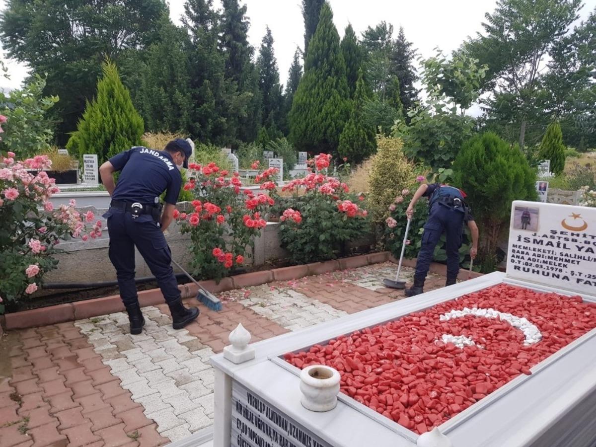 Salihli&rsquo;de şehit mezarlarına jandarma eli değdi