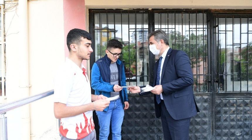 Başkan K&ouml;se&rsquo;den sokağa &ccedil;ıkan gen&ccedil;lere maske