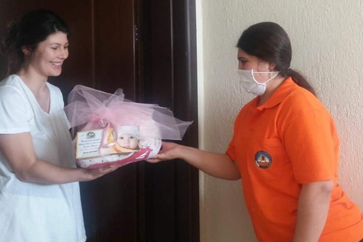 Kuyucak Belediyesi &lsquo;Hoş geldin bebek&rsquo; ziyaretlerini aksatmıyor