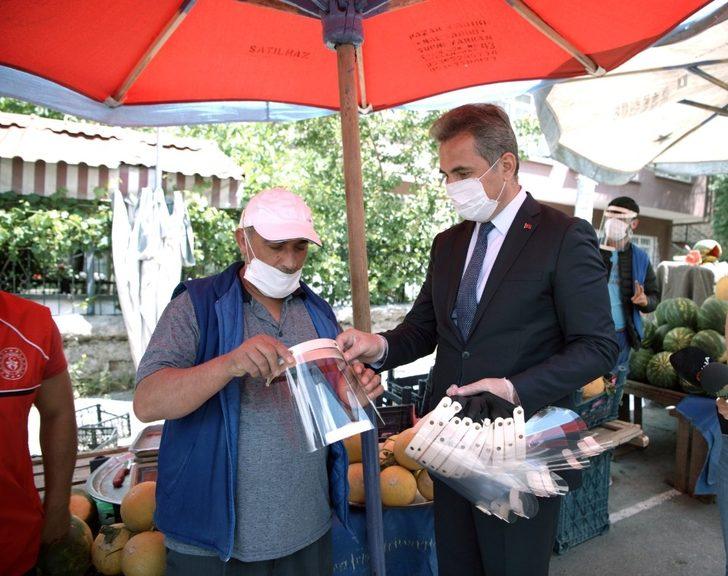 Başkan Köse esnafa maske dağıttı G3