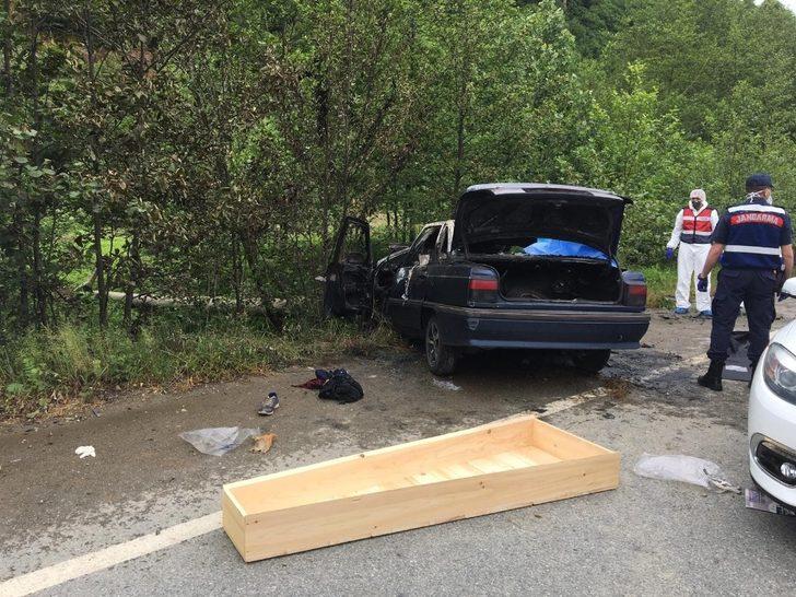 Trabzon’da direğe çarpan araçta bulunan 3 kişi yanarak can verdi G2