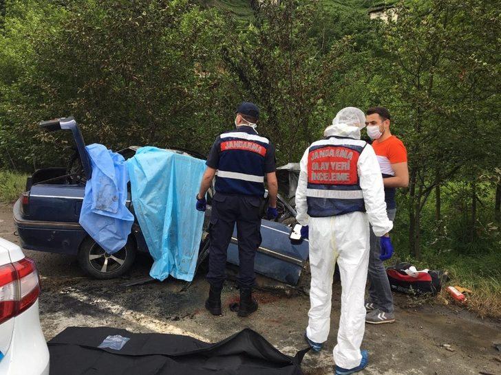 Trabzon’da direğe çarpan araçta bulunan 3 kişi yanarak can verdi G3