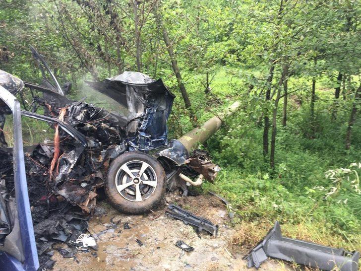 Trabzon’da direğe çarpan araçta bulunan 3 kişi yanarak can verdi G5