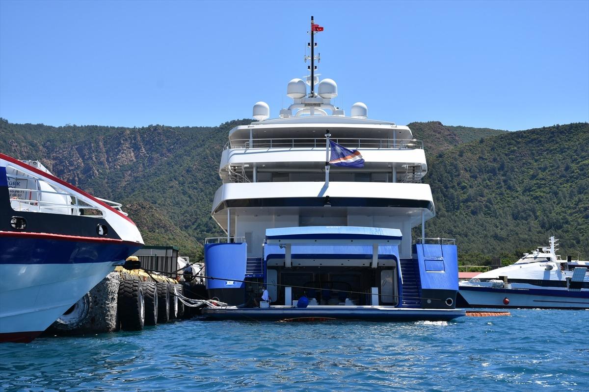 Marmaris'e gelen mega yat "Queen Miri"ye 210 bin litre yakıt ikmali yapıldı