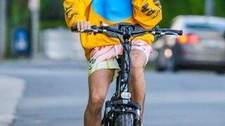 Justin Bieber'dan yalın ayak bisiklet üzerinde görüntülü konuşma