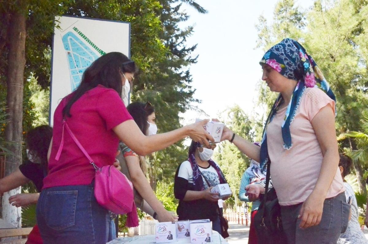 B&uuml;y&uuml;kşehir Belediyesi&rsquo;nden vatandaşlara kupa bardaklı bayram şekeri