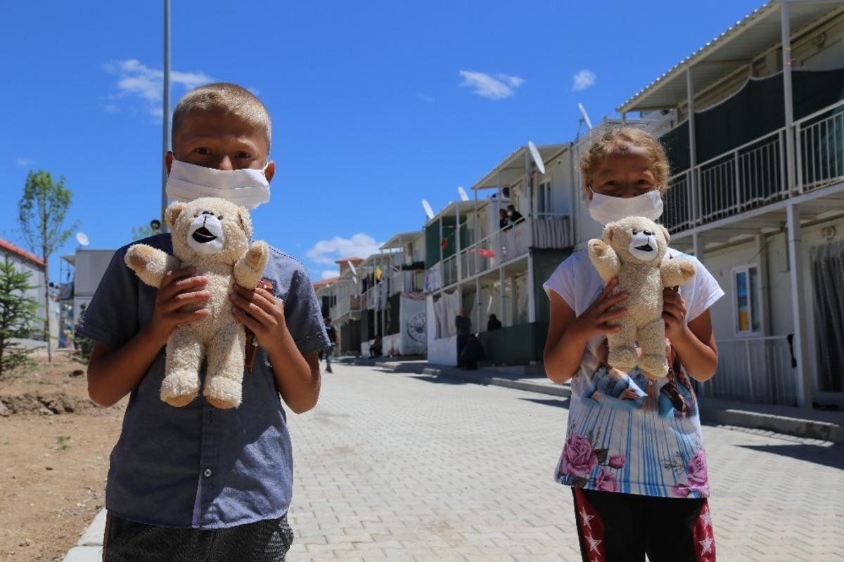 Konteyner kentte kalan &ccedil;ocukların, y&uuml;z&uuml; hediye oyuncaklarla g&uuml;ld&uuml;