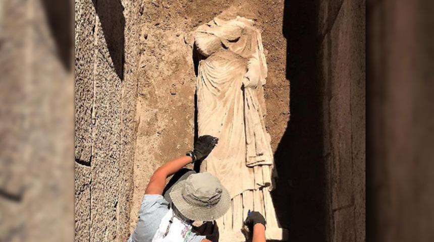 Patara'da 1900 yıllık kadın heykeli bulundu