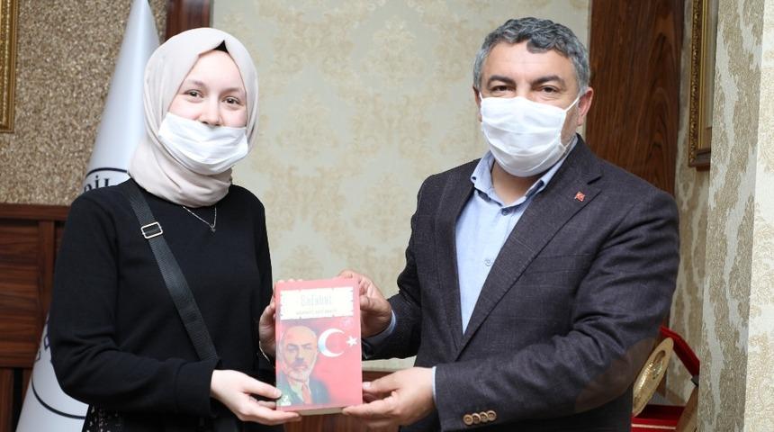 T&uuml;rkiye Birincisi Ayşenur, Başkan Şayir&rsquo;in konuğu oldu