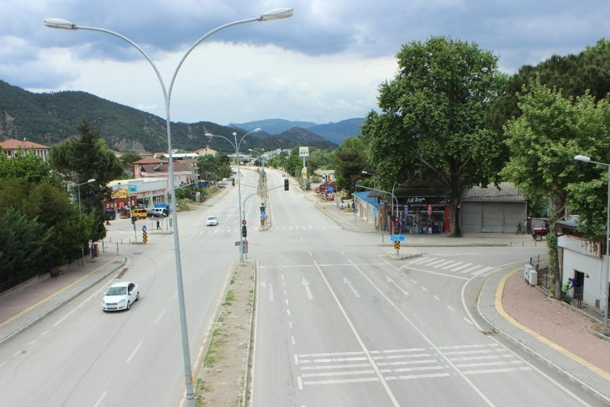 4 g&uuml;nl&uuml;k kısıtlamanın ilk g&uuml;n&uuml;nde Osmaneli sokakları boş kaldı