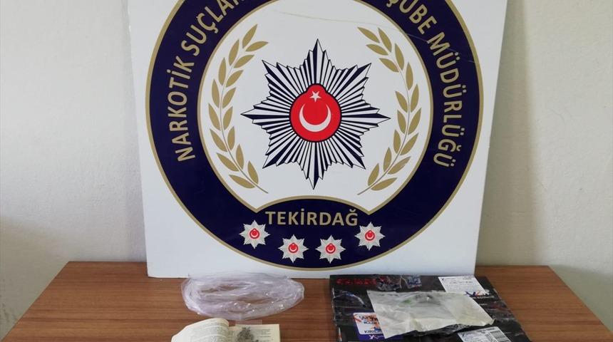 Tekirdağ'da i&ccedil;ine esrar gizlenmiş kitabı kargodan almaya gelen kişiye g&ouml;zaltı