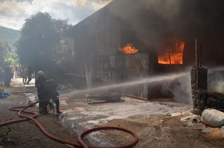 Osmaniye’de 3 iş yeri yandı, 7 itfaiye eri dumandan etkilendi G1