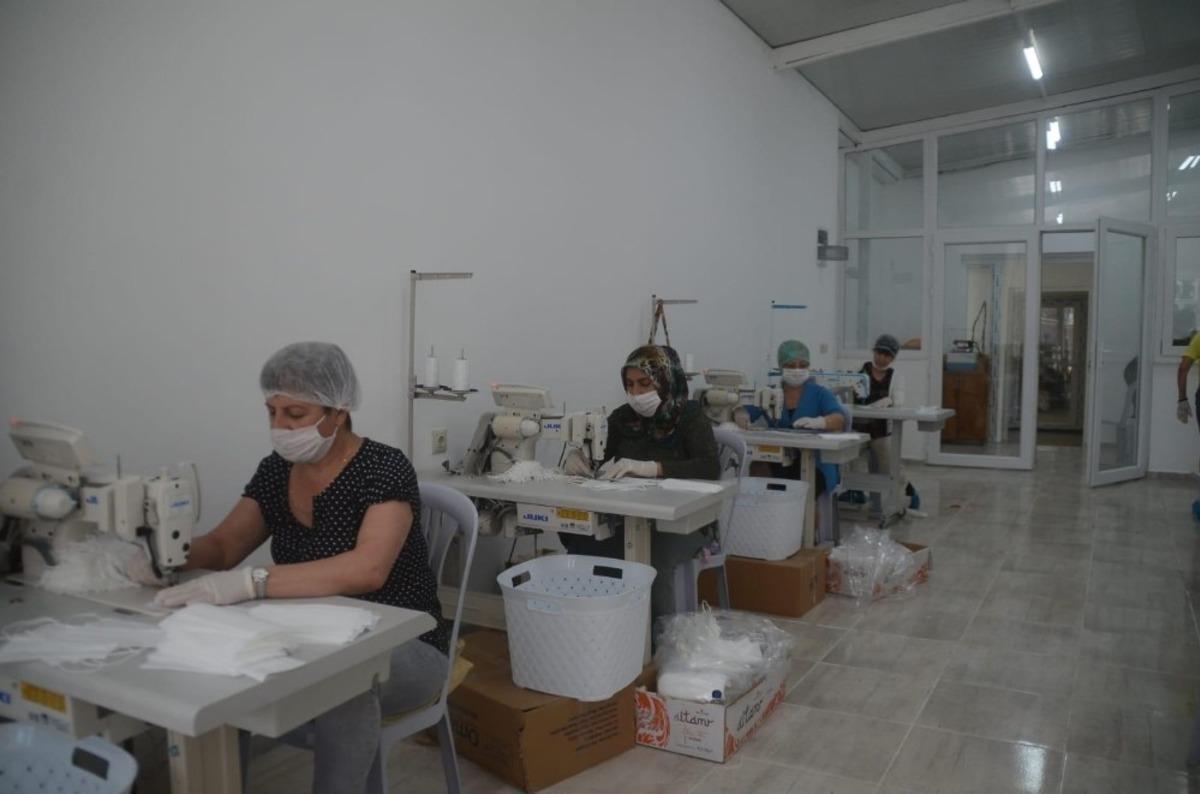 Kuşadası Belediyesi 20 bini &ccedil;ocuklar i&ccedil;in 350 bin maske &uuml;retti