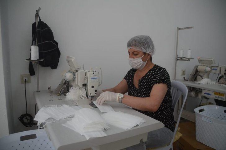 Kuşadası Belediyesi 20 bini çocuklar için 350 bin maske üretti G3