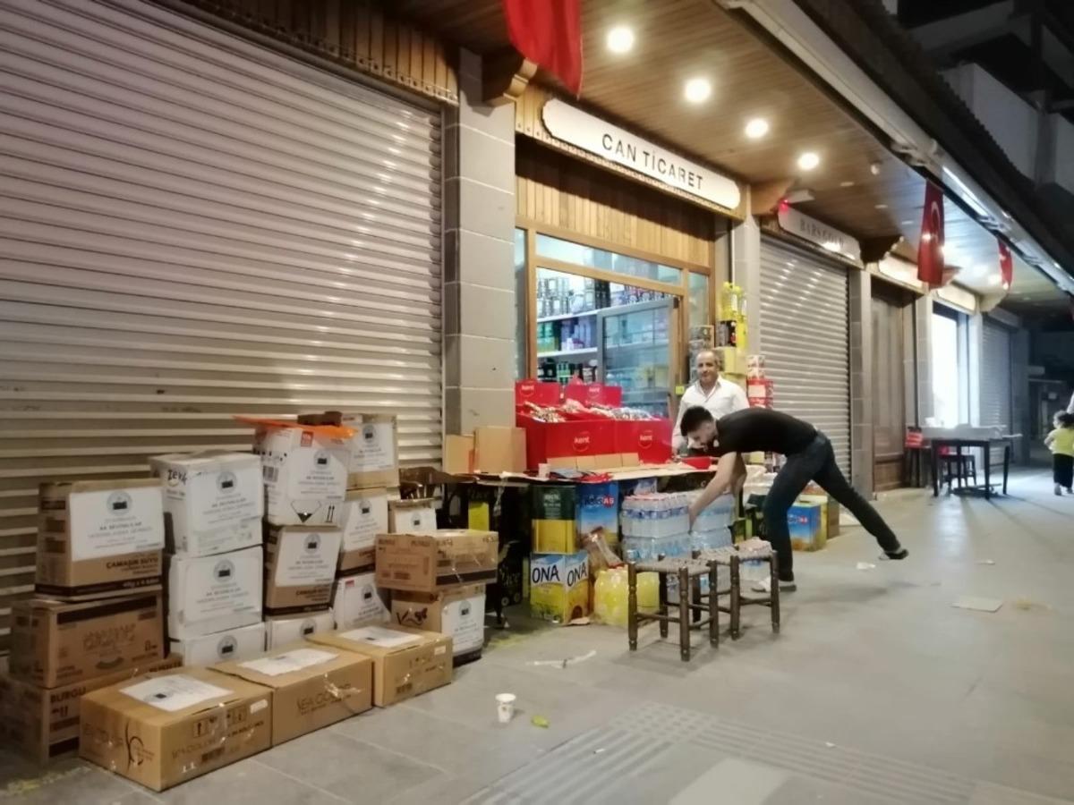 Ak Sevdalılar Derneği, bayram &ouml;ncesi ihtiya&ccedil; sahiplerinin y&uuml;z&uuml;n&uuml; g&uuml;ld&uuml;rd&uuml;