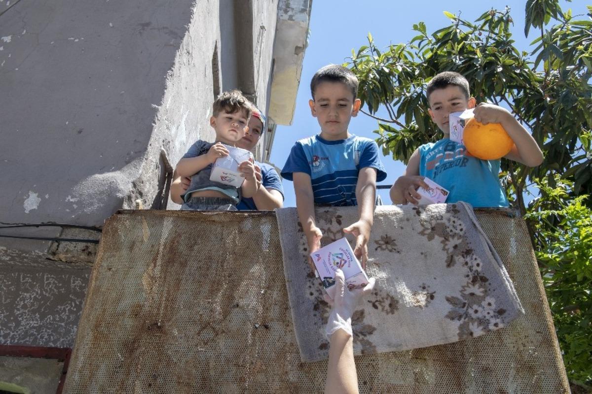 &Ccedil;ocuklar, kapılarına gelen şekerlerle sevindi