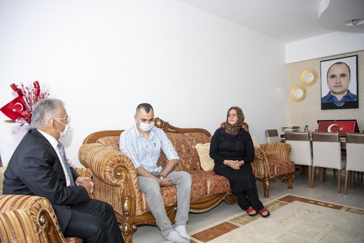 Şehit ailelerine anlamlı ziyaret