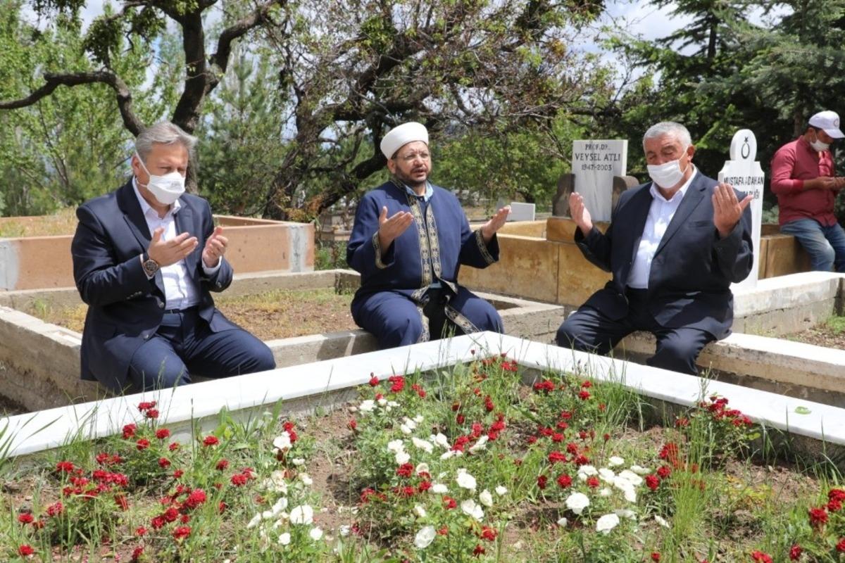 Melikgazi&rsquo;nin 40 mezarlığında dua edildi