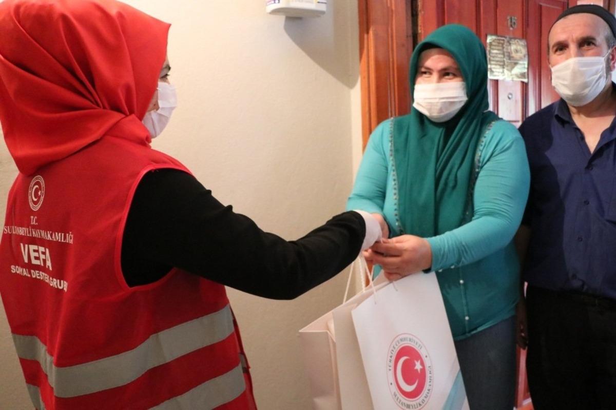 Sultanbeyli&rsquo;de koruyucu ailelere ve &ccedil;ocuklarına bayramlık hediyeleri ulaştırıldı