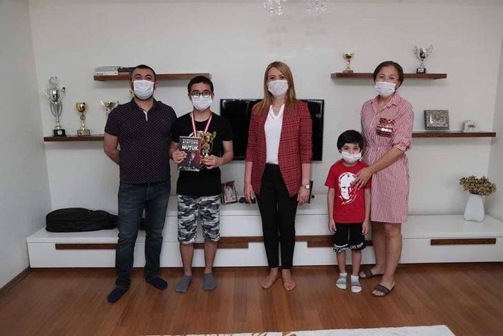 Dereceye giren sporculara ödülleri verildi G2