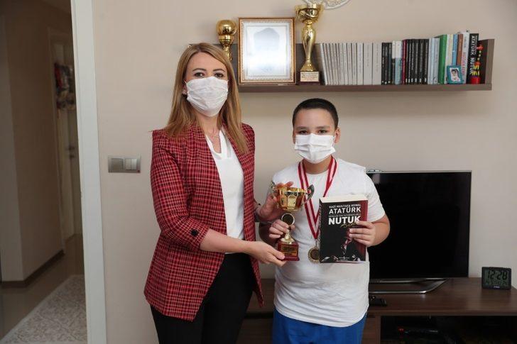 Dereceye giren sporculara ödülleri verildi G3