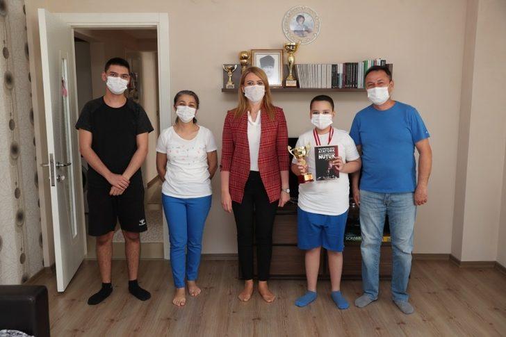 Dereceye giren sporculara ödülleri verildi G4