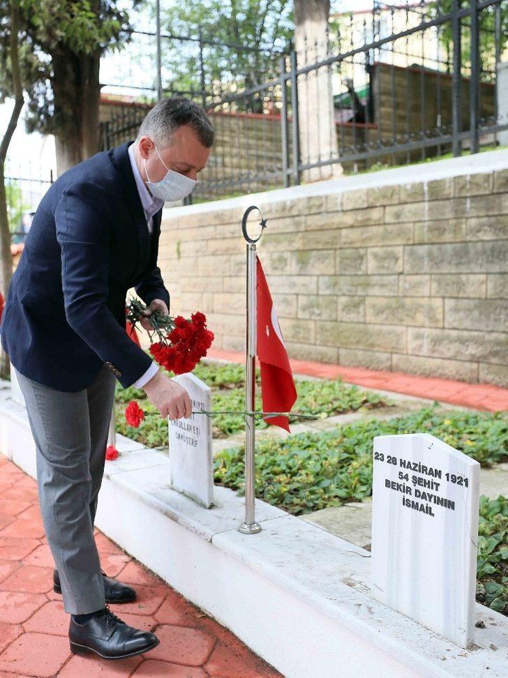 Başkan Büyükakın, şehitlerin kabirleri başında dua etti G3