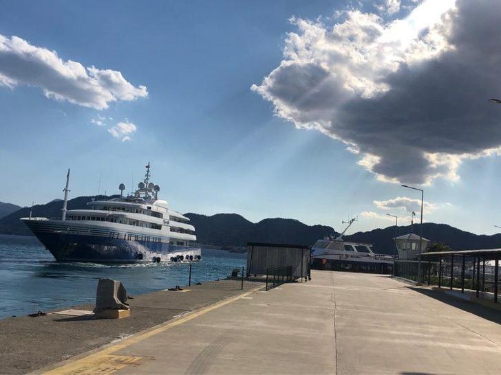 92 metrelik mega yat yakıt ikmali için Marmaris Limanına uğradı G1
