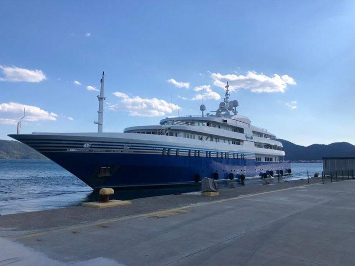 92 metrelik mega yat yakıt ikmali için Marmaris Limanına uğradı G3