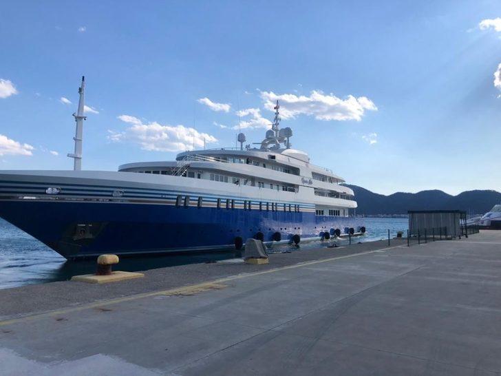 92 metrelik mega yat yakıt ikmali için Marmaris Limanına uğradı G4