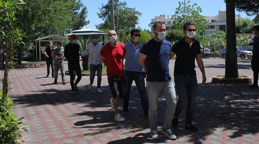 Gen&ccedil; kadın kendisini tuvalete kilitleyerek kurtuldu! 7 kişi tutuklandı