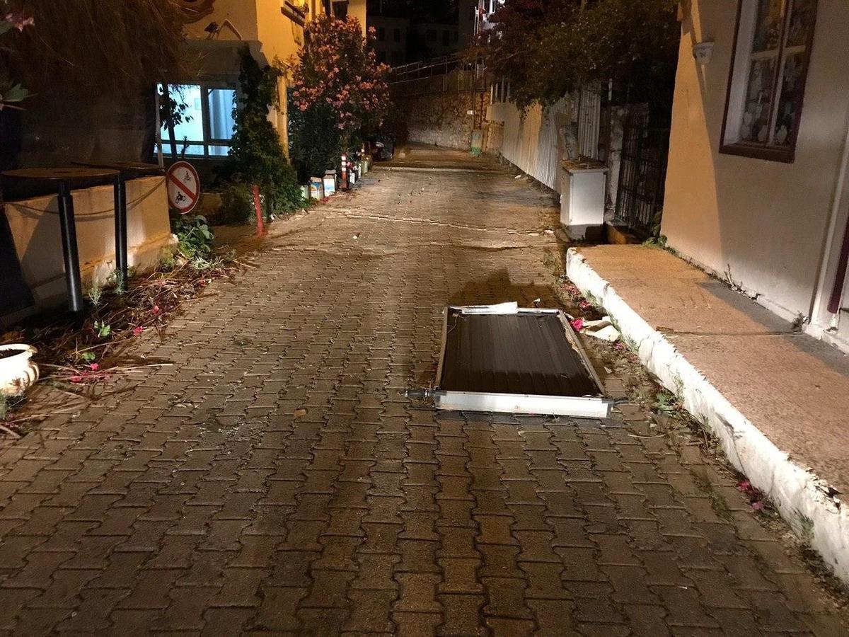 Valilik 1 saat &ouml;ncesinden uyarmıştı! Fırtına Antalya'yı &ccedil;ok sert vurdu