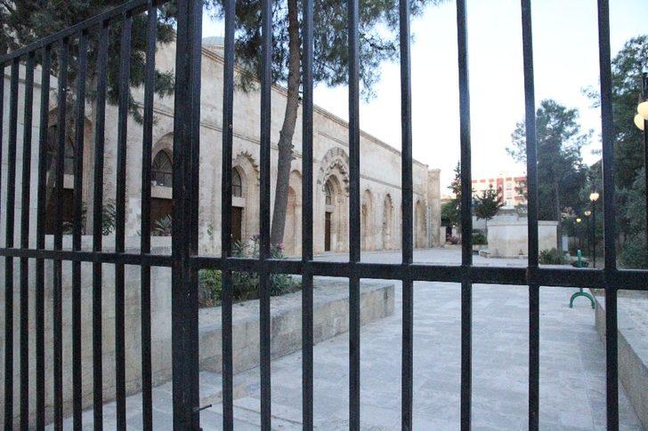 Korona virüs sebebiyle bayramda boş kalan camilerin minarelerinden tekbirler yükseldi G2