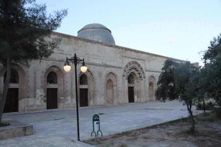 Korona virüs sebebiyle bayramda boş kalan camilerin minarelerinden tekbirler yükseldi G5