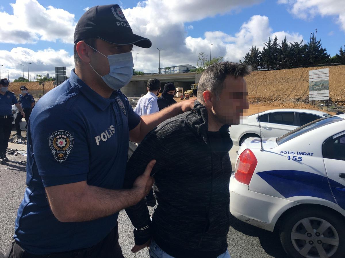 İstanbul&rsquo;da kısıtlama g&uuml;n&uuml;nde taciz şoku! Yolda y&uuml;r&uuml;y&uuml;p kadına yaklaşıp