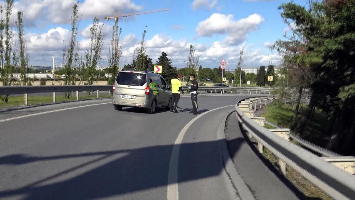 Polis noktasını g&ouml;r&uuml;nce geri geri ka&ccedil;mak istedi, &ccedil;ifte ceza yedi