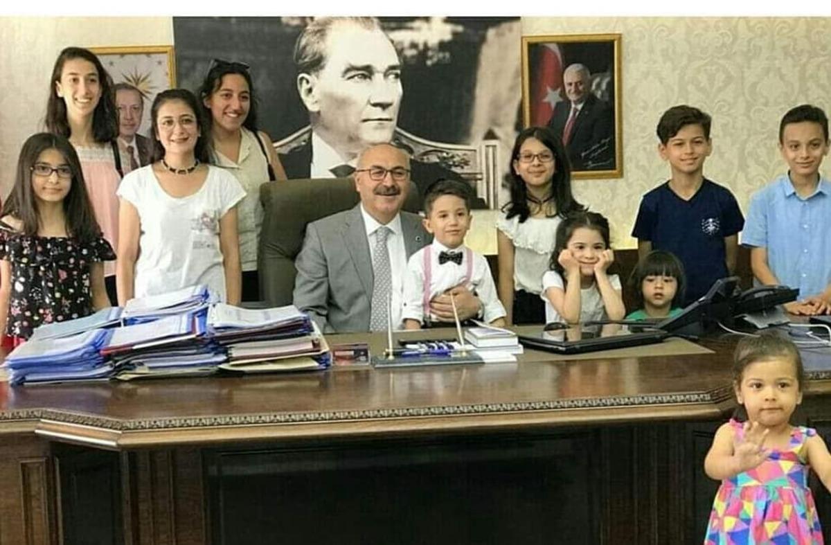 Marketten aldıkları &ouml;zel ekmeği k&uuml;fl&uuml; &ccedil;ıkan &ccedil;&ouml;lyaklı kızın imdadına Vali K&ouml;şger yetişti