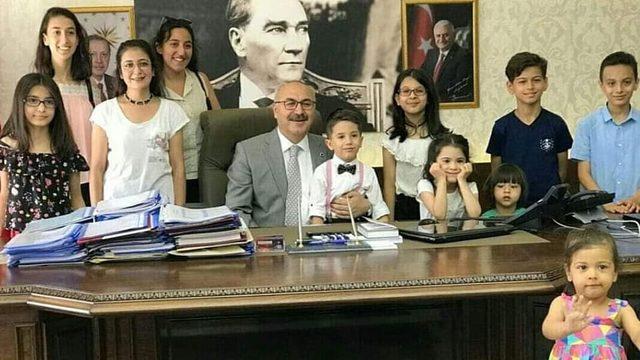 Marketten aldıkları özel ekmeği küflü çıkan çölyaklı kızın imdadına Vali Köşger yetişti