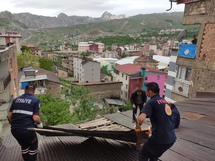Hakkari’de şiddetli rüzgar çatıları uçurdu G1