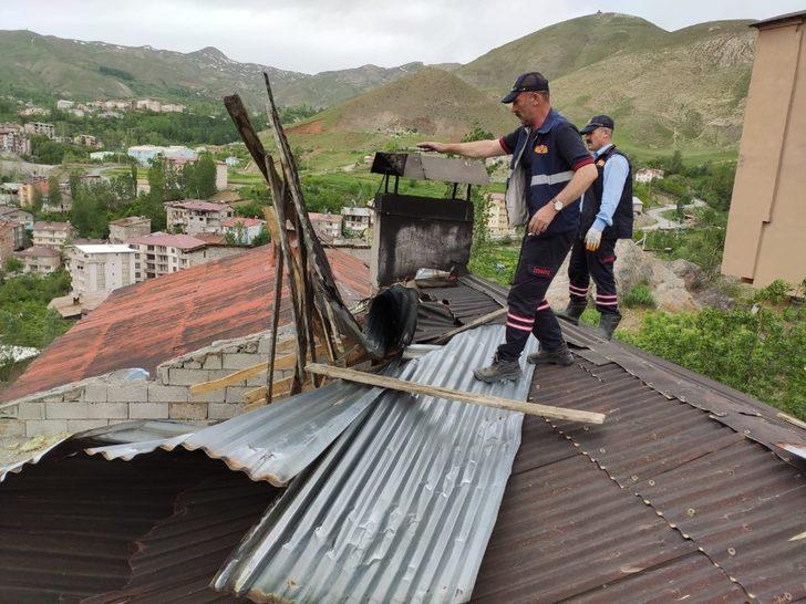 Hakkari’de şiddetli rüzgar çatıları uçurdu G2