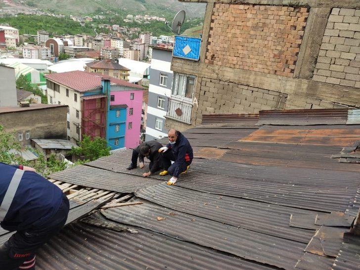 Hakkari’de şiddetli rüzgar çatıları uçurdu G3
