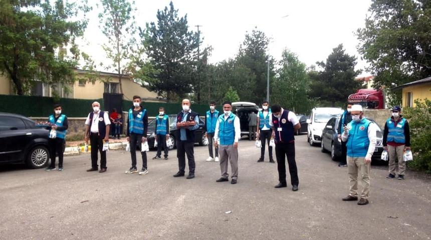 Din görevlileri bayramda çocukları unutmadı