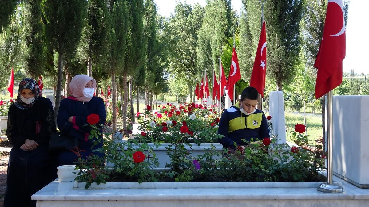 Şehit mezarlığında buruk bayram!