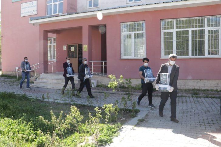 Müdür Zorlu, kapı kapı gezerek üniversiteye hazırlanan öğrencilere kitap dağıttı G1