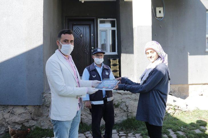 Müdür Zorlu, kapı kapı gezerek üniversiteye hazırlanan öğrencilere kitap dağıttı G2