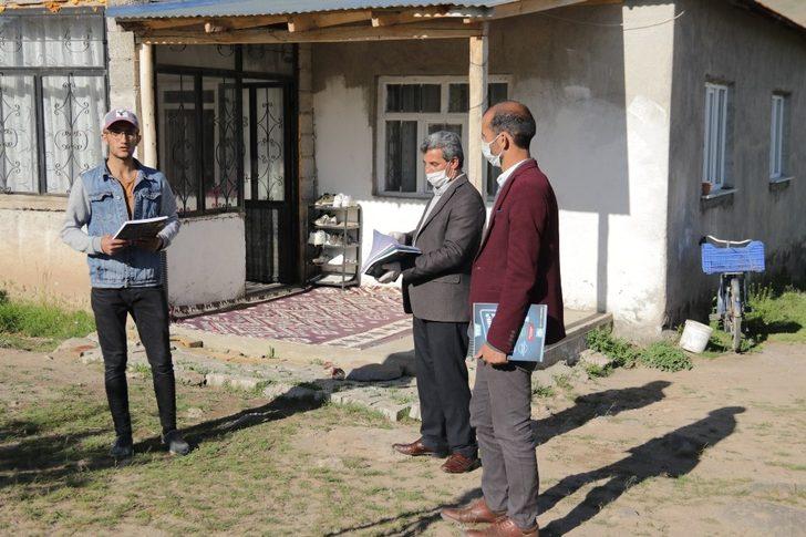 Müdür Zorlu, kapı kapı gezerek üniversiteye hazırlanan öğrencilere kitap dağıttı G3