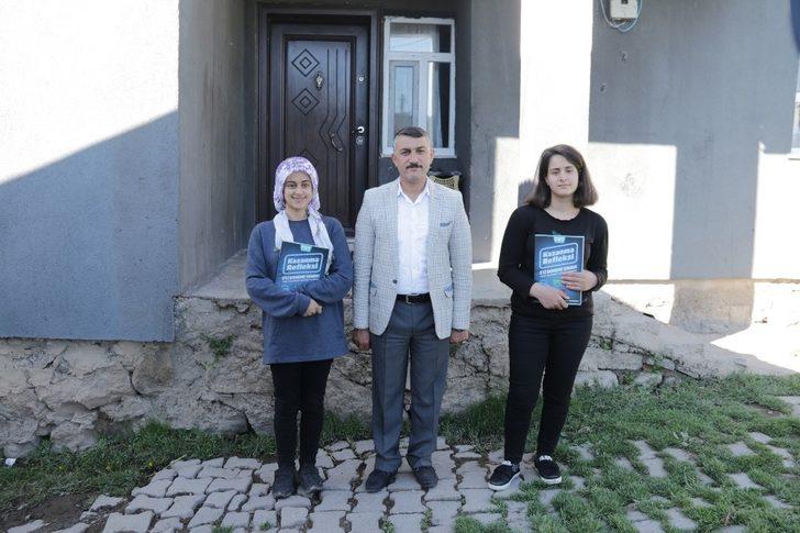 Müdür Zorlu, kapı kapı gezerek üniversiteye hazırlanan öğrencilere kitap dağıttı G4