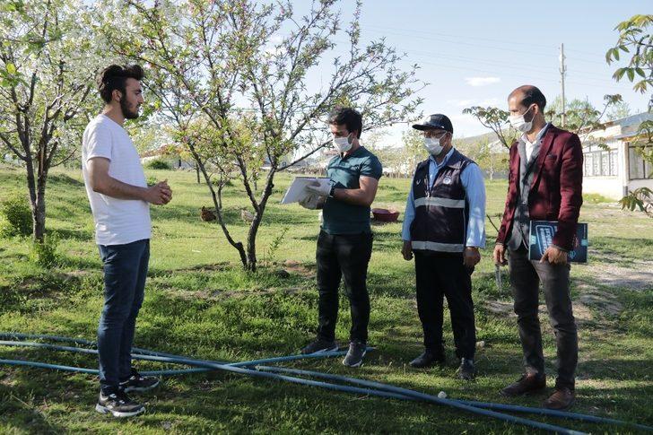 Müdür Zorlu, kapı kapı gezerek üniversiteye hazırlanan öğrencilere kitap dağıttı G5