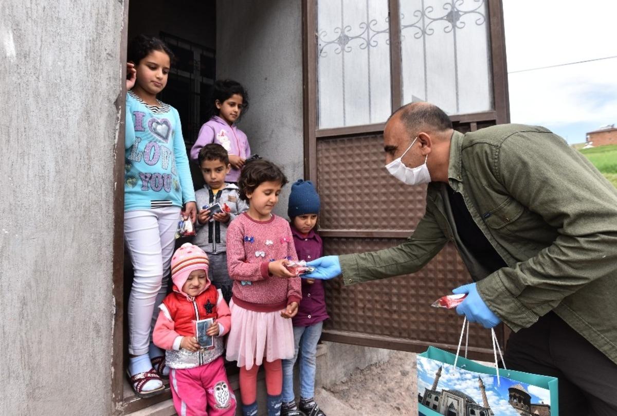 Ahlatlı &ccedil;ocuklara bu bayram şekerler kaymakam amcadan
