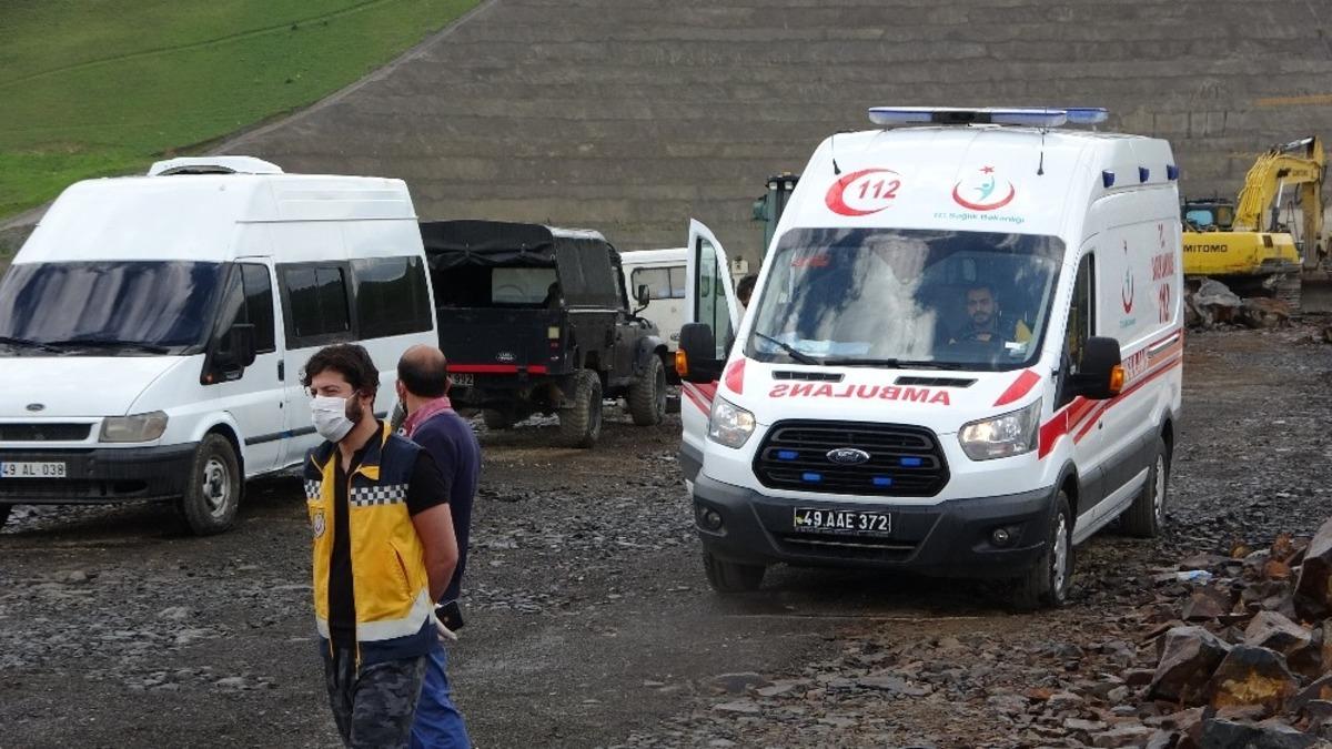 Baraj inşaatında iş makinesiyle suya d&uuml;şen iş&ccedil;i kayboldu